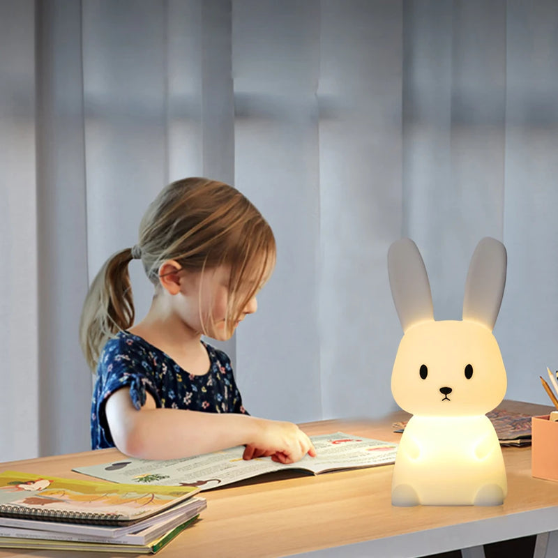 Luminária Coelho em Silicone - Ideal Para o Quarto das Crianças - Chá de Bebê - Diversos Tons de Iluminação